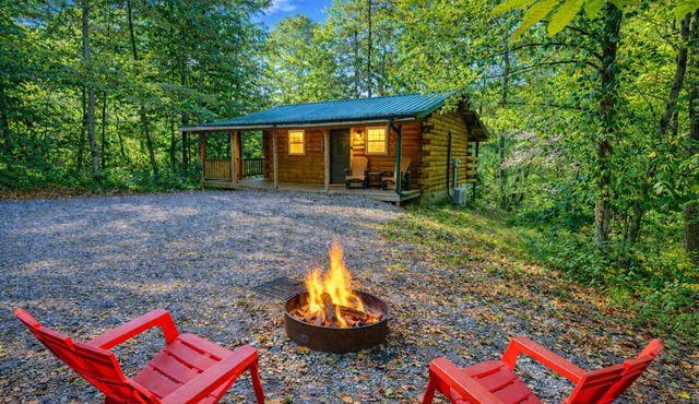 The Lakota: Privately situated couples cabin w/hot tub + king bed: Hocking Hills