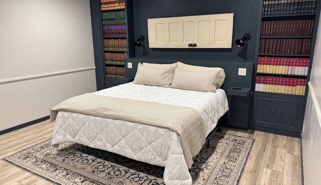 The Lawft, Suite 2, 2 King beds each with own bathroom, No Clean fees,No Pets
