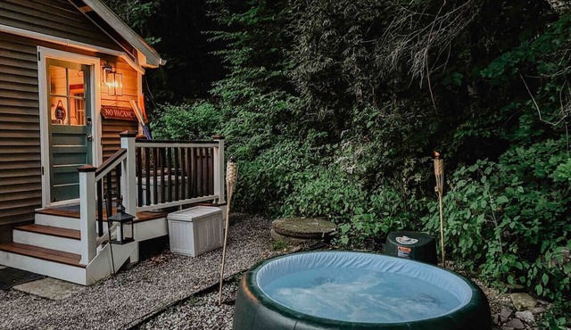 The Little Lake Cabin with hot tub