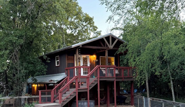 The Little Lake Shack- Pet Friendly Treehouse Cabin