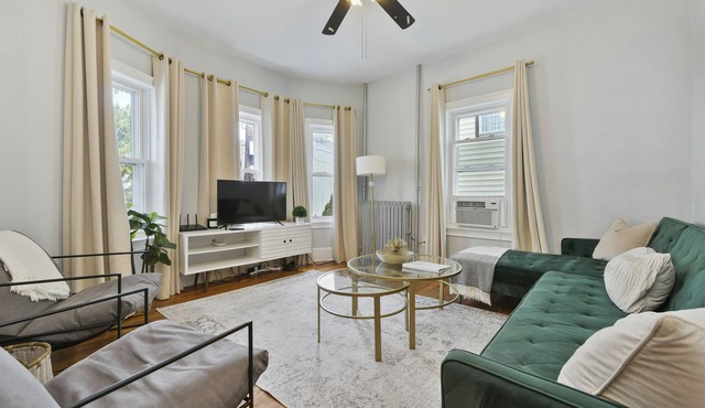 The Maverick - Luxurious Apartment - Near Airport/Downtown