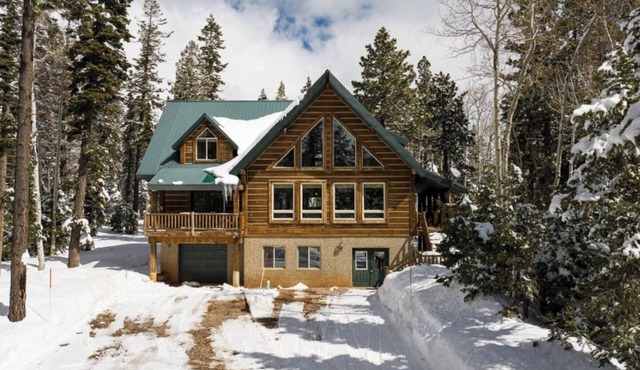 The Moccasin Lodge w/Hot Tub & Fire Pit Escape
