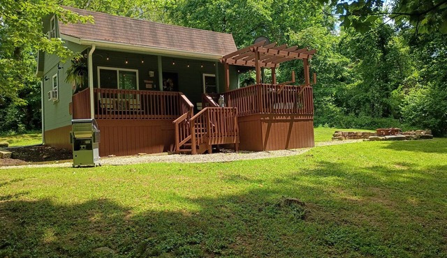 The Owl's Nest! Cozy cabin with two queen size beds in charming Kimbolton
