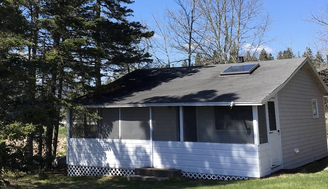 The Pine Cottage. Waterfront. Close to Acadia National Park. Quaint. Cozy.