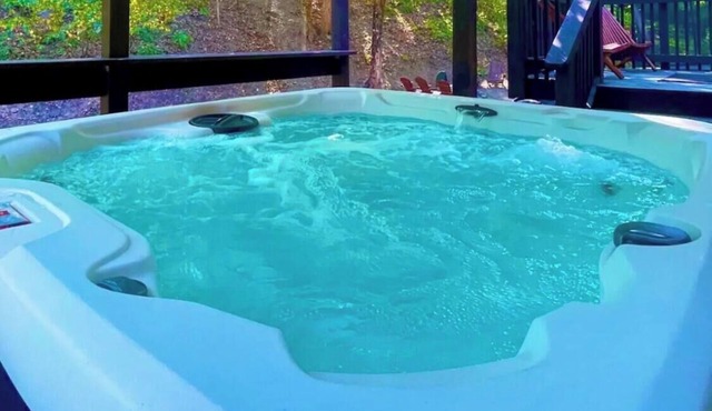 The Ravine Hot Tub Forest Escape, Epic Gameroom, Fast WIFI & Pet Friendly