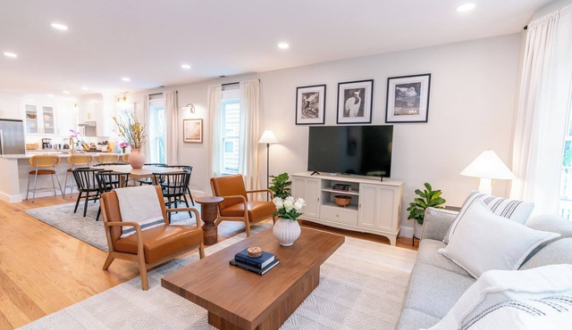 The Ryan House: Large, Newly Renovated! Close to Yale & Downtown!