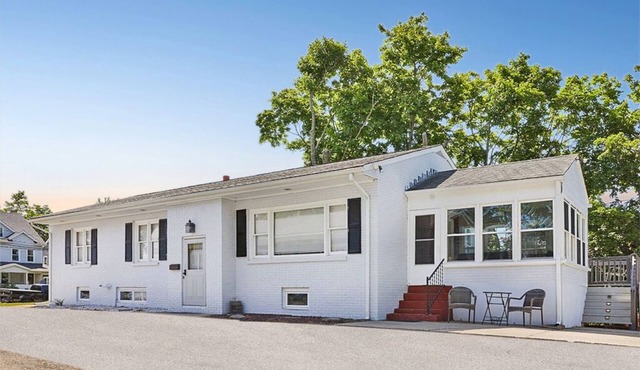 THE SEA BREEZE OCEAN BEACH HOUSE: 6 QUEEN BEDS