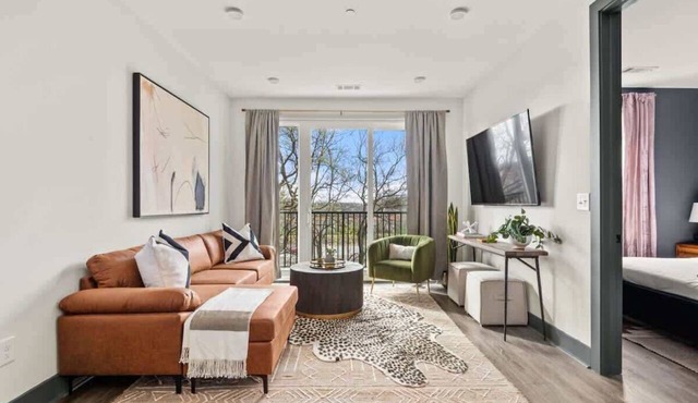 The Sobro Suite - 6 Beds + 6 blocks to Broadway!