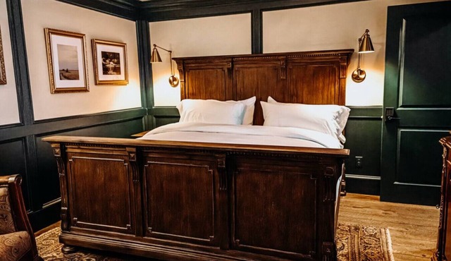 The Sofia King Suite - Bootleggers Lodge on Lake Nokomis in Tomahawk
