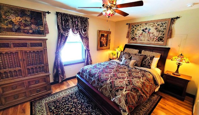 The Sovereign Suite - Cozy And Convenient With Home Theater