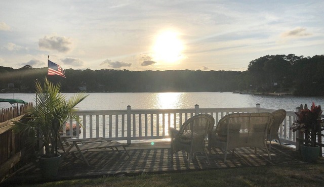 The Sunny Cove Cottage on Coventry Lake