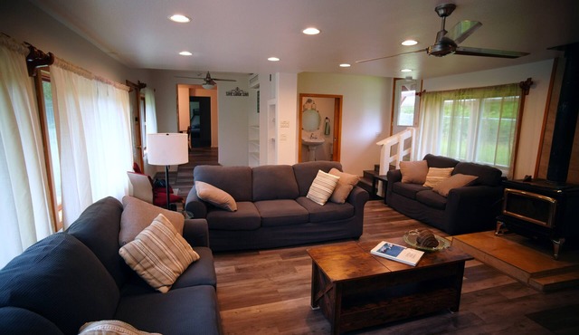 The Ten Mile House – Walk to Beach + Boat Parking