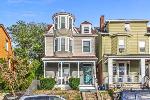 The Ultimate Fan's Retreat: 5BR near all the Action