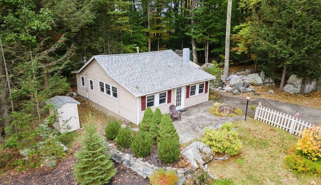 The Ultimate Getaway at a Charming Two-Bedroom Lakeside Cottage on Winnipesaukee