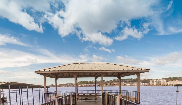 "The Veranda" Lake Hamilton Retreat for 6: Great sunsets and fireworks views!