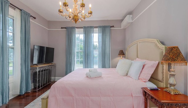 The Warwick Inn Boutique Amity Room 3 an Hour from NYC