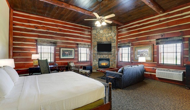 Theme Suite w/Whirlpool, Living Area & Fireplace! Stoney Creek, Pool