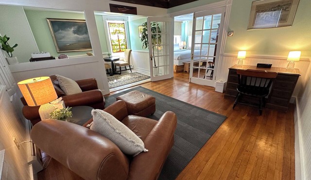 This large praivate , one-of-a-kind, dog friendly gem of a unit, in heart of historic Newport. King bed, ensuite bath, living & seating area, AC, highs speed Wifi, TV, mini fridge, coffee station. Just steps to Thames Street, shops, wharfs!