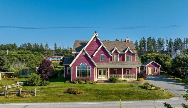 This superb villa will charm you with its many attractions.