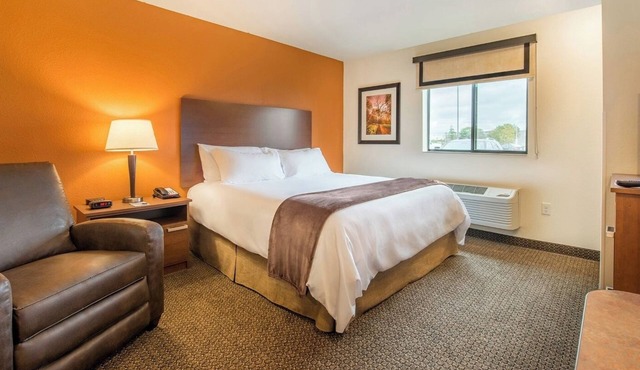 Thrice the Comfy! 3 Queen & Recliner Rooms w/Kitchenette & Scenic Views