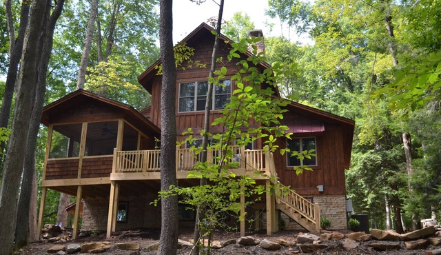 Timroc II, FIVE STAR REVIEWS! SHORT WALK TO THE LAKE, HOT TUB! PRIVATE 2 ACRES!