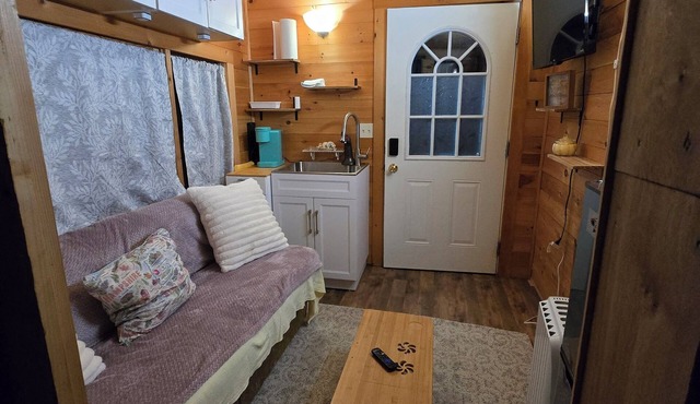 Tiny house on the Ashuelot river family and pet friendly