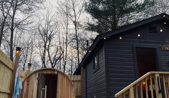“Tiny Timber” Scandi cabin W/Sauna, plunge tub! in Cushing