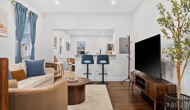 Top Home in Somerville, Walk to T, Free Parking, King Beds, Games