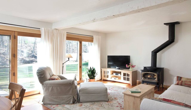 TOP RATED Romantic rustic luxury + flowing stream + walk to town = Brook Cottage