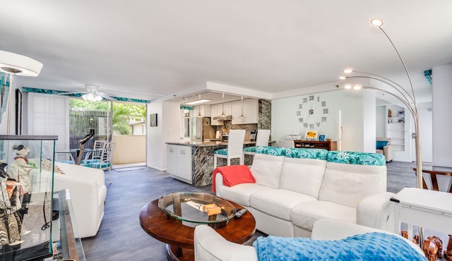 Top Remodel of a gorgeous Diamond Head Oceanfront Lanai Condo - Sleeps 4