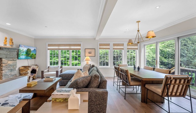 Topnotch Luxury Retreat | Sleeps 12 Pet Friendly Game Room