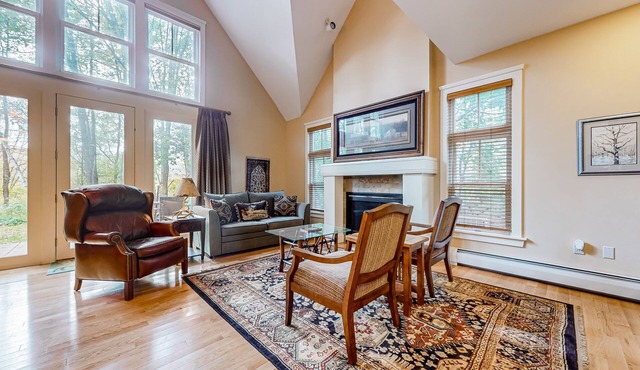 Townhome with patio & on-site pool, hot tub, sauna & tennis access