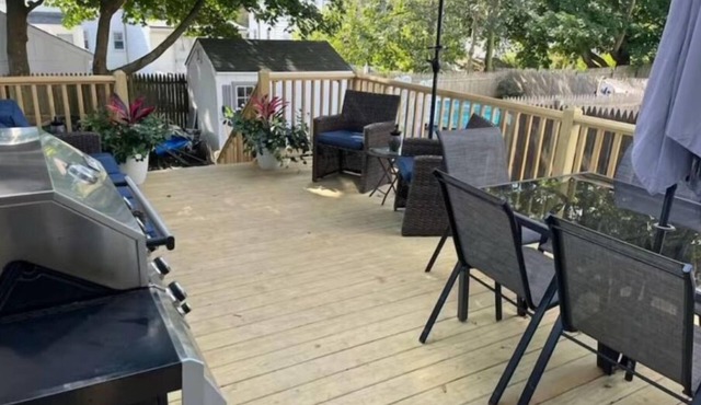 Townhouse Close to Downtown Newport & Beaches