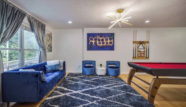Townhouse with Pool Table - Renovated w/King Bed