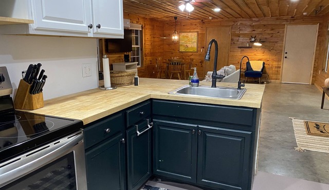Trailboss Cabin near Mammoth Cave at Noble Pine Campground