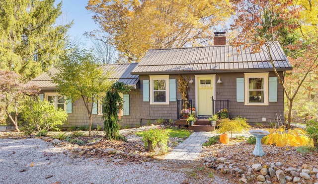 Trails, Wine & Events! Cuyahoga Falls Retreat