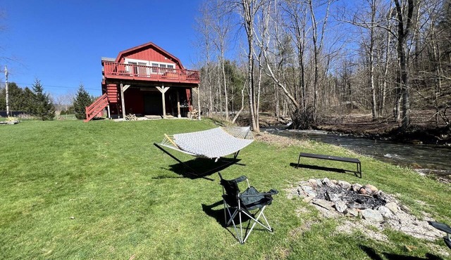 Tranquil Cabin Hideaway with Firepit and Riverfront Views on the Green River in Vermont