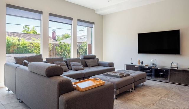 Tranquil Modern Retreat: Near Santana Row