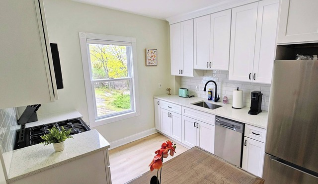 Tranquil modern upstairs apt. Walk to restaurants & beach! Off-street parking,