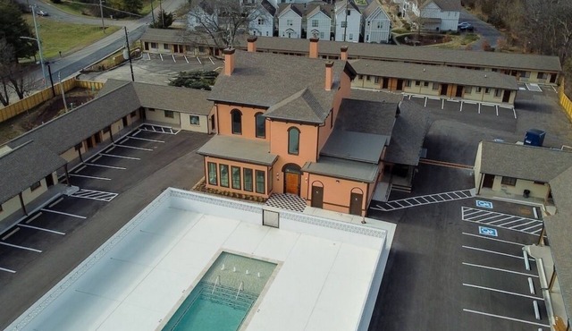 Tranquil Nashville Room | Mid-Century Modern Vibe | Pool Access & Free Parking