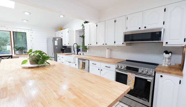Tranquil Nature Retreat 9 min to Yale Sleeps 10 Spacious, Updated, 4br 2bath