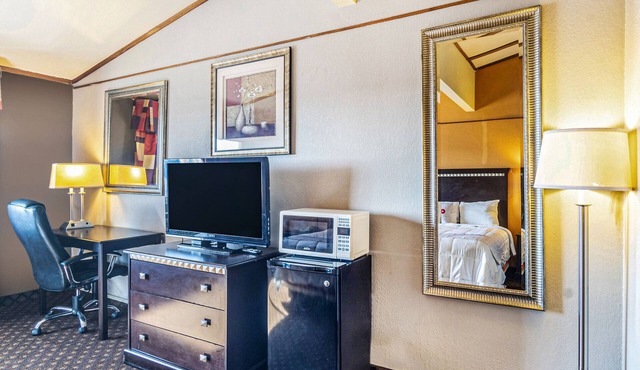 Travelodge by Wyndham Dodge City KS