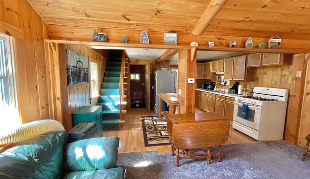 Treehouse Cabin - Near Green Lake & Phillips Lake