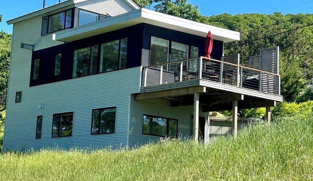 Treetop Vista: stunning views, 3-bedroom, new, modern farmhouse, fast WiFi