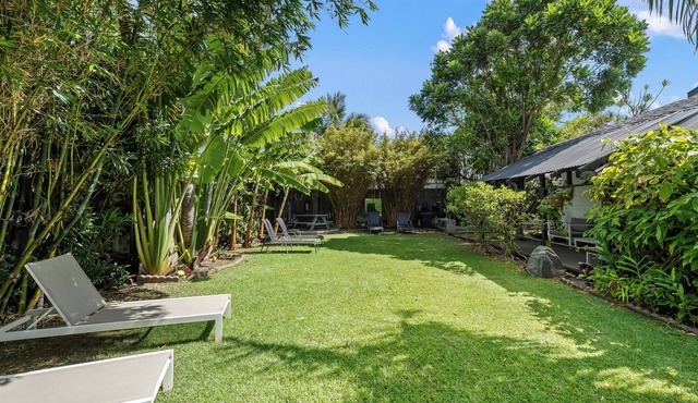 Tropical Garden Family Home - Sleeps 6 - Walk to Beach, BBQ, Hot Tub