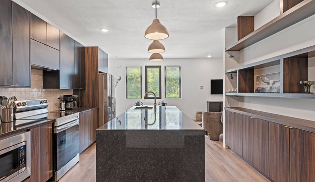 Tumbleweed - Walkable + Dog Park + Balcony + Garage