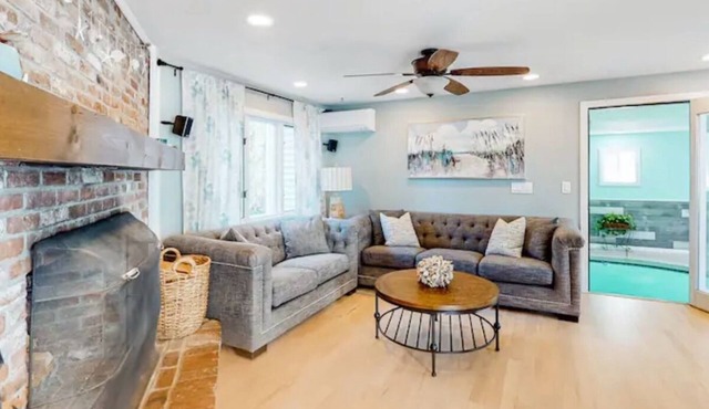 Turquoise Cottage - Indoor Pool,Hot Tub,Bring Your Pup,Short Walk to North Beach