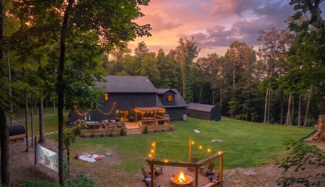 Twin Oaks Lodge: 4 Kings, Hot Tub, Sauna & EPIC Game Room