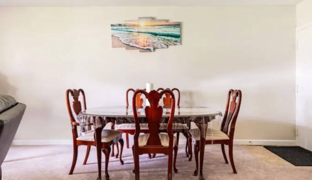Two-bedroom apartment with AC and WIFI in the delightful neighborhood of Norwood