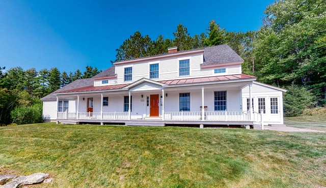 Two-story, spacious, dog-friendly house w/mountain views & large front porch
